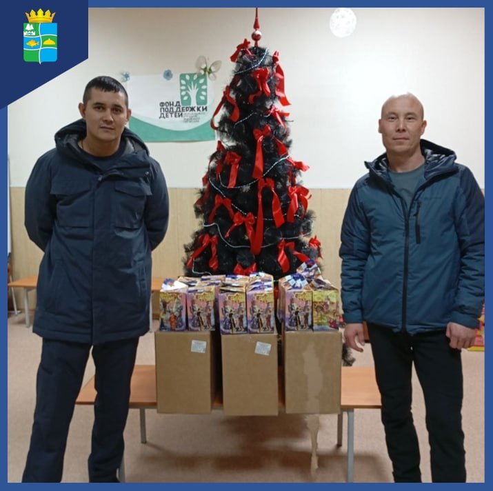 Депутаты окружной Думы Макушинского округа Евгений Недвига, Антон Ситников и Виктор Некрасов передали сладкие наборы детям, состоящим на обслуживании в местном филиале Центра социального обслуживания №11, в рамках...