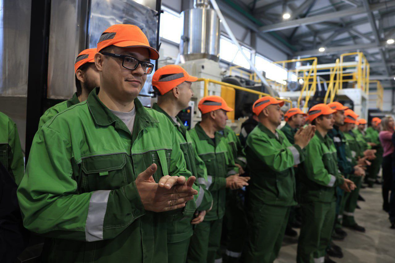 Губернатор Вадим Шумков сегодня, 9 декабря, вместе с генеральным директором ООО «Компания Бентонит» Александром Ветюговым открыл новый завод по производству геомембран и дренажных матов компании ООО «БентИзол» в Кетовском... Губернатор Вадим Шумков сегодня, 9 декабря, вместе с генеральным директором ООО «Компания Бентонит» Александром Ветюговым открыл новый завод по производству геомембран и дренажных матов компании ООО «БентИзол» в Кетовском...