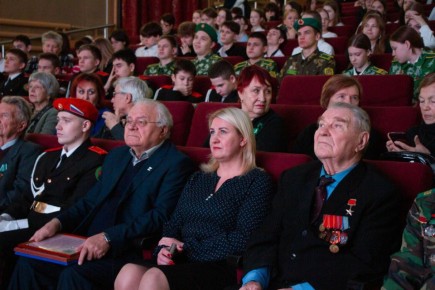 Сегодня в культурном центре «Курган» собрались ветераны войны, труда, Вооруженных Сил и правоохранительных органов, а также ветераны специальной военной операции, школьники и студенты, горожане на патриотическую концертную...