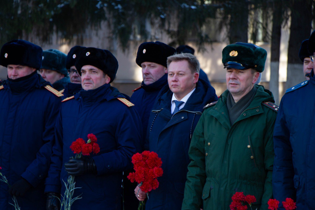 В Кургане прошла церемония возложения цветов, посвященная Дню Героев Отечества В Кургане прошла церемония возложения цветов, посвященная Дню Героев Отечества