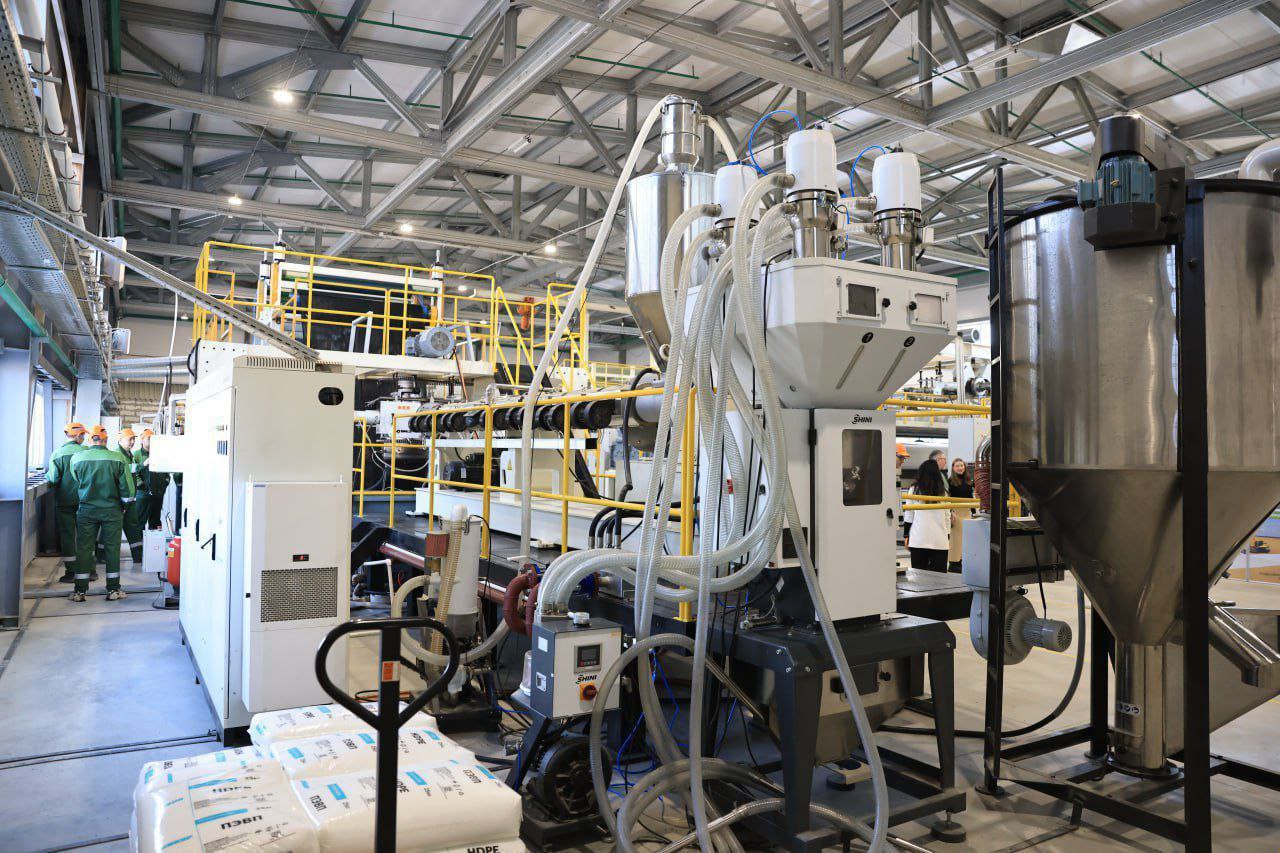 Губернатор Вадим Шумков сегодня, 9 декабря, вместе с генеральным директором ООО «Компания Бентонит» Александром Ветюговым открыл новый завод по производству геомембран и дренажных матов компании ООО «БентИзол» в Кетовском... Губернатор Вадим Шумков сегодня, 9 декабря, вместе с генеральным директором ООО «Компания Бентонит» Александром Ветюговым открыл новый завод по производству геомембран и дренажных матов компании ООО «БентИзол» в Кетовском...