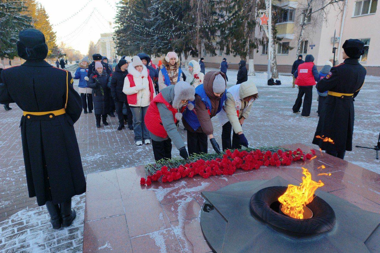 В Кургане прошла церемония возложения цветов, посвященная Дню Героев Отечества В Кургане прошла церемония возложения цветов, посвященная Дню Героев Отечества