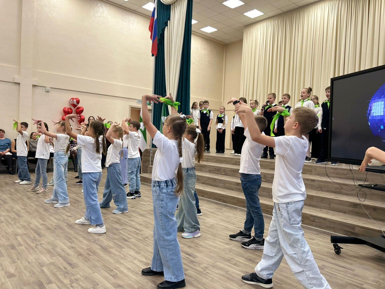 В обновленных зданиях школ и гимназий у школьников больше возможностей повышать свой уровень знаний и покорять новые вершины В обновленных зданиях школ и гимназий у школьников больше возможностей повышать свой уровень знаний и покорять новые вершины