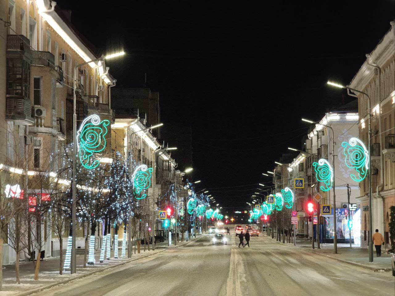 Антон Науменко: Вместе с коллегами из правительства Курганской области проехали по основным магистралям Кургана, посмотрели, как бизнес, социальная сфера украшаются к празднику