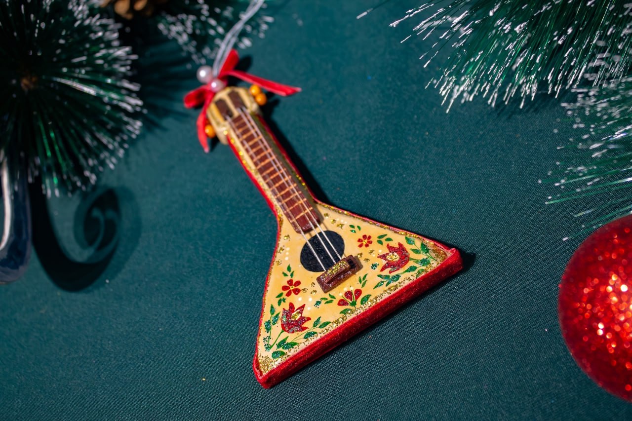 Сегодня, 10 декабря, новогодние огни зажглись на уникальной елке региона — в здании железнодорожного вокзала Кургана Сегодня, 10 декабря, новогодние огни зажглись на уникальной елке региона — в здании железнодорожного вокзала Кургана