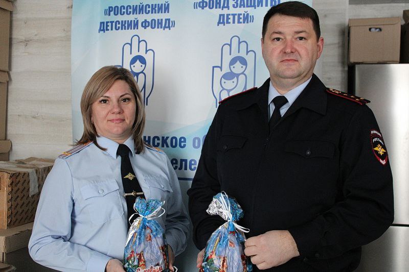 Сотрудники курганского Центра временного содержания несовершеннолетних приняли участие в новогоднем «Марафоне добра»