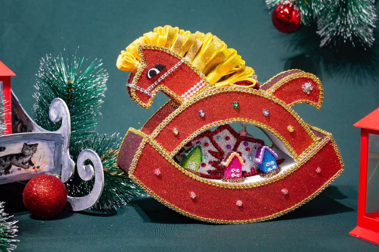 Сегодня, 10 декабря, новогодние огни зажглись на уникальной елке региона — в здании железнодорожного вокзала Кургана Сегодня, 10 декабря, новогодние огни зажглись на уникальной елке региона — в здании железнодорожного вокзала Кургана