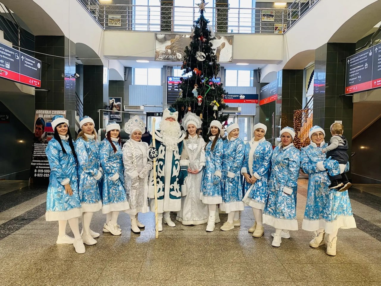 Сегодня, 10 декабря, новогодние огни зажглись на уникальной елке региона — в здании железнодорожного вокзала Кургана Сегодня, 10 декабря, новогодние огни зажглись на уникальной елке региона — в здании железнодорожного вокзала Кургана