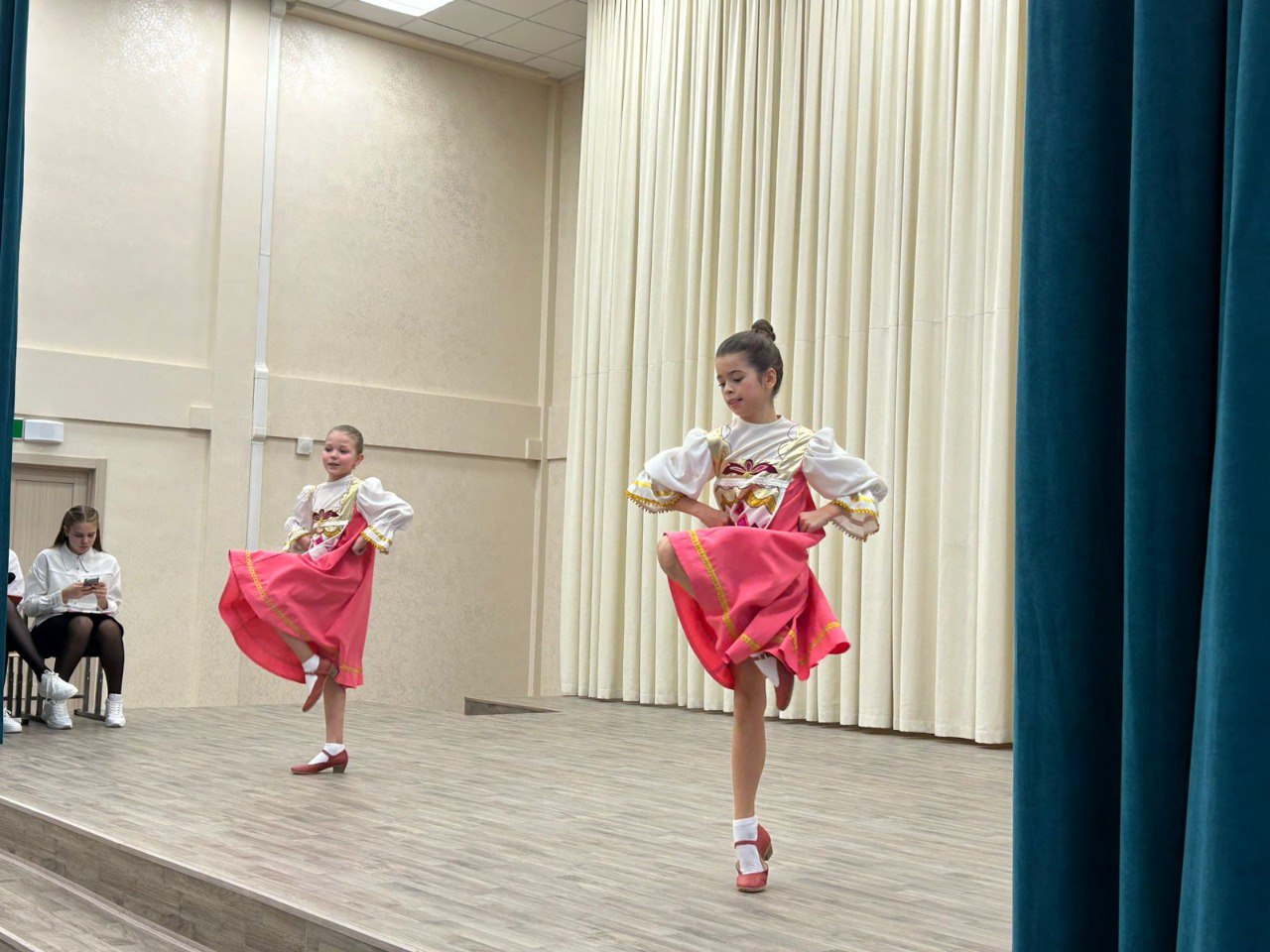 В обновленных зданиях школ и гимназий у школьников больше возможностей повышать свой уровень знаний и покорять новые вершины В обновленных зданиях школ и гимназий у школьников больше возможностей повышать свой уровень знаний и покорять новые вершины