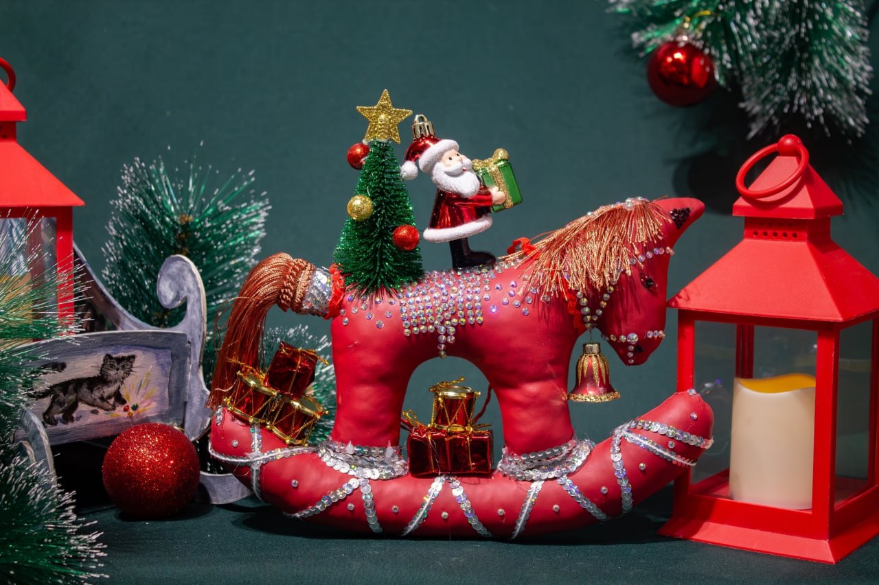 Сегодня, 10 декабря, новогодние огни зажглись на уникальной елке региона — в здании железнодорожного вокзала Кургана Сегодня, 10 декабря, новогодние огни зажглись на уникальной елке региона — в здании железнодорожного вокзала Кургана