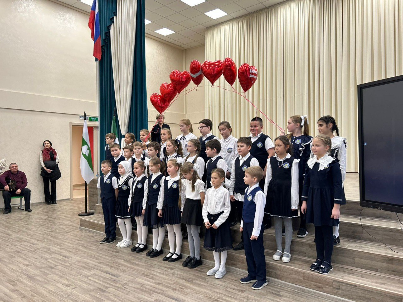 В обновленных зданиях школ и гимназий у школьников больше возможностей повышать свой уровень знаний и покорять новые вершины В обновленных зданиях школ и гимназий у школьников больше возможностей повышать свой уровень знаний и покорять новые вершины