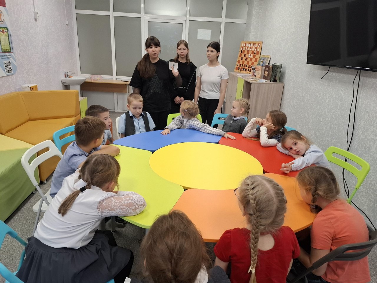 В обновленных зданиях школ и гимназий у школьников больше возможностей повышать свой уровень знаний и покорять новые вершины В обновленных зданиях школ и гимназий у школьников больше возможностей повышать свой уровень знаний и покорять новые вершины