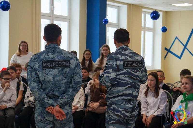 Инспекторы-кинологи шадринской полиции рассказали о своей профессии детям в рамках профориентационного мероприятия «100 вопросов взрослому» Инспекторы-кинологи шадринской полиции рассказали о своей профессии детям в рамках профориентационного мероприятия «100 вопросов взрослому»