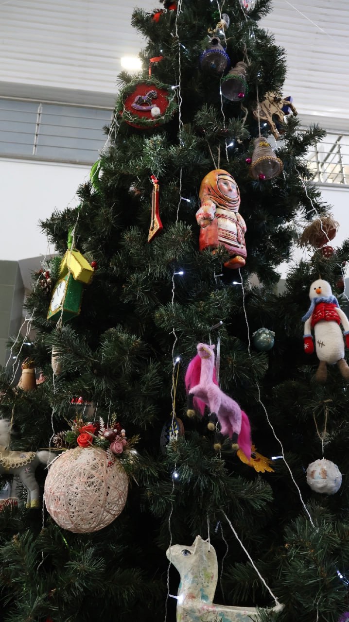 Сегодня, 10 декабря, новогодние огни зажглись на уникальной елке региона — в здании железнодорожного вокзала Кургана