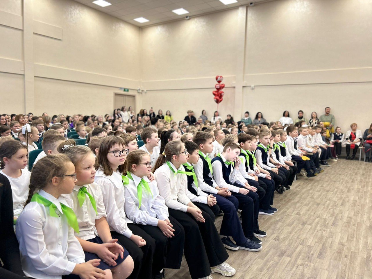 В обновленных зданиях школ и гимназий у школьников больше возможностей повышать свой уровень знаний и покорять новые вершины В обновленных зданиях школ и гимназий у школьников больше возможностей повышать свой уровень знаний и покорять новые вершины