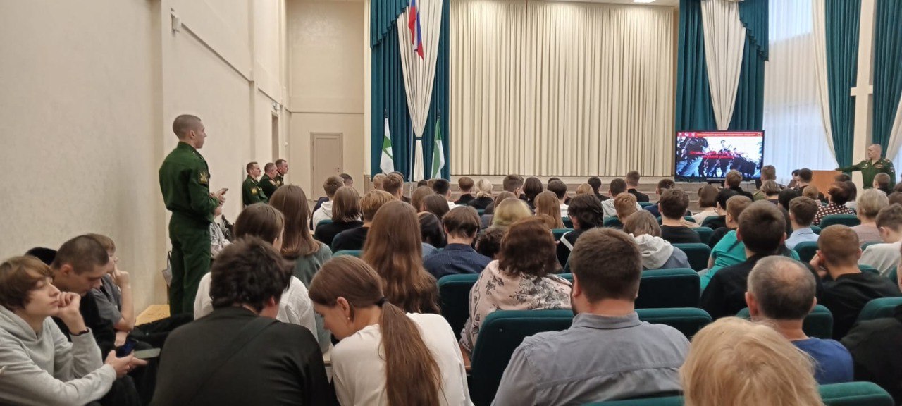 В обновленных зданиях школ и гимназий у школьников больше возможностей повышать свой уровень знаний и покорять новые вершины В обновленных зданиях школ и гимназий у школьников больше возможностей повышать свой уровень знаний и покорять новые вершины