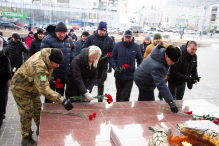 Сегодня в Кургане прошло возложение цветов к мемориалу воинам, погибшим в локальных конфликтах