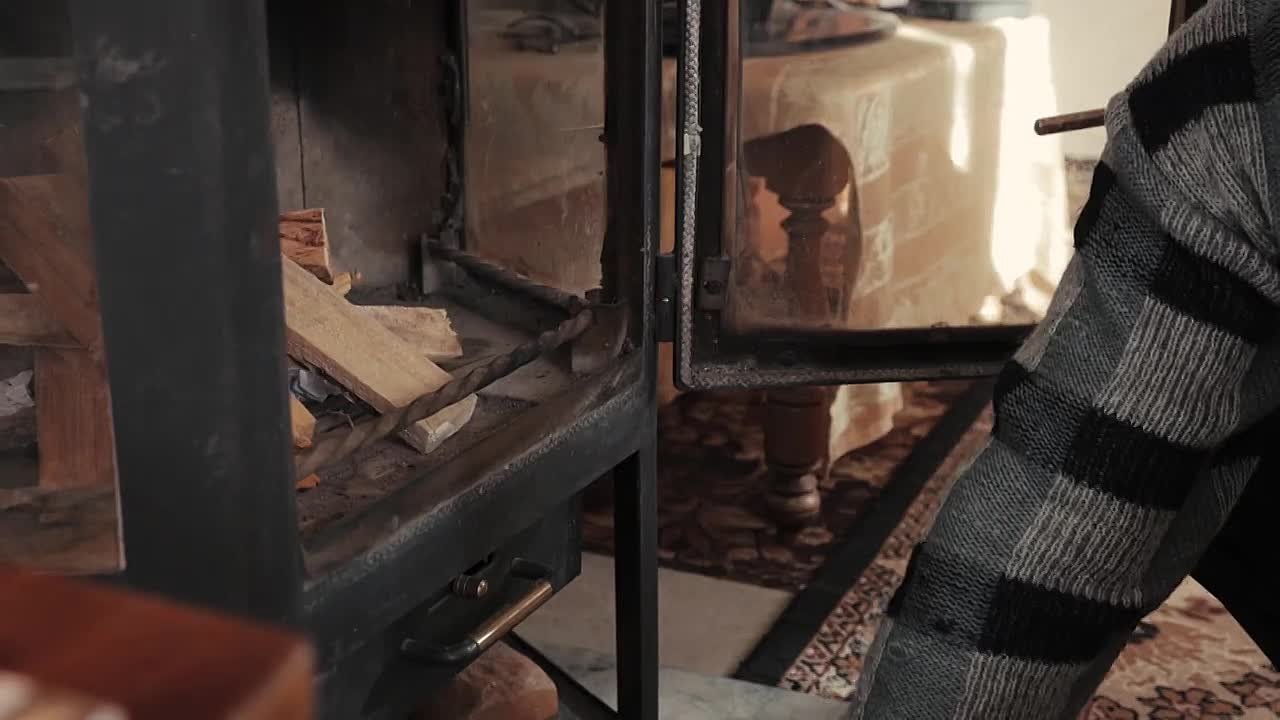 Детям нельзя разжигать печь самостоятельно!