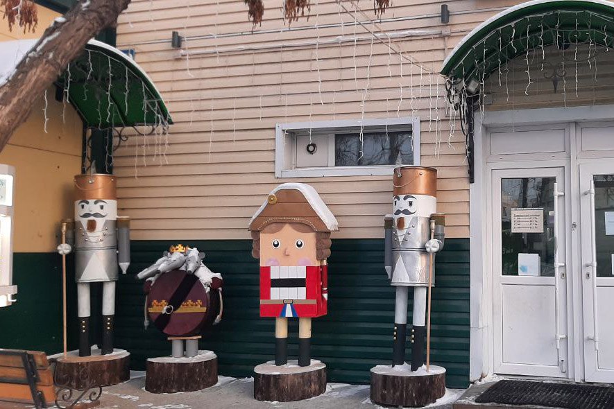 В Кургане продолжается второй этап городского конкурса на лучшее оформление объектов торговли и общественного питания под названием «Новогодний калейдоскоп» В Кургане продолжается второй этап городского конкурса на лучшее оформление объектов торговли и общественного питания под названием «Новогодний калейдоскоп»