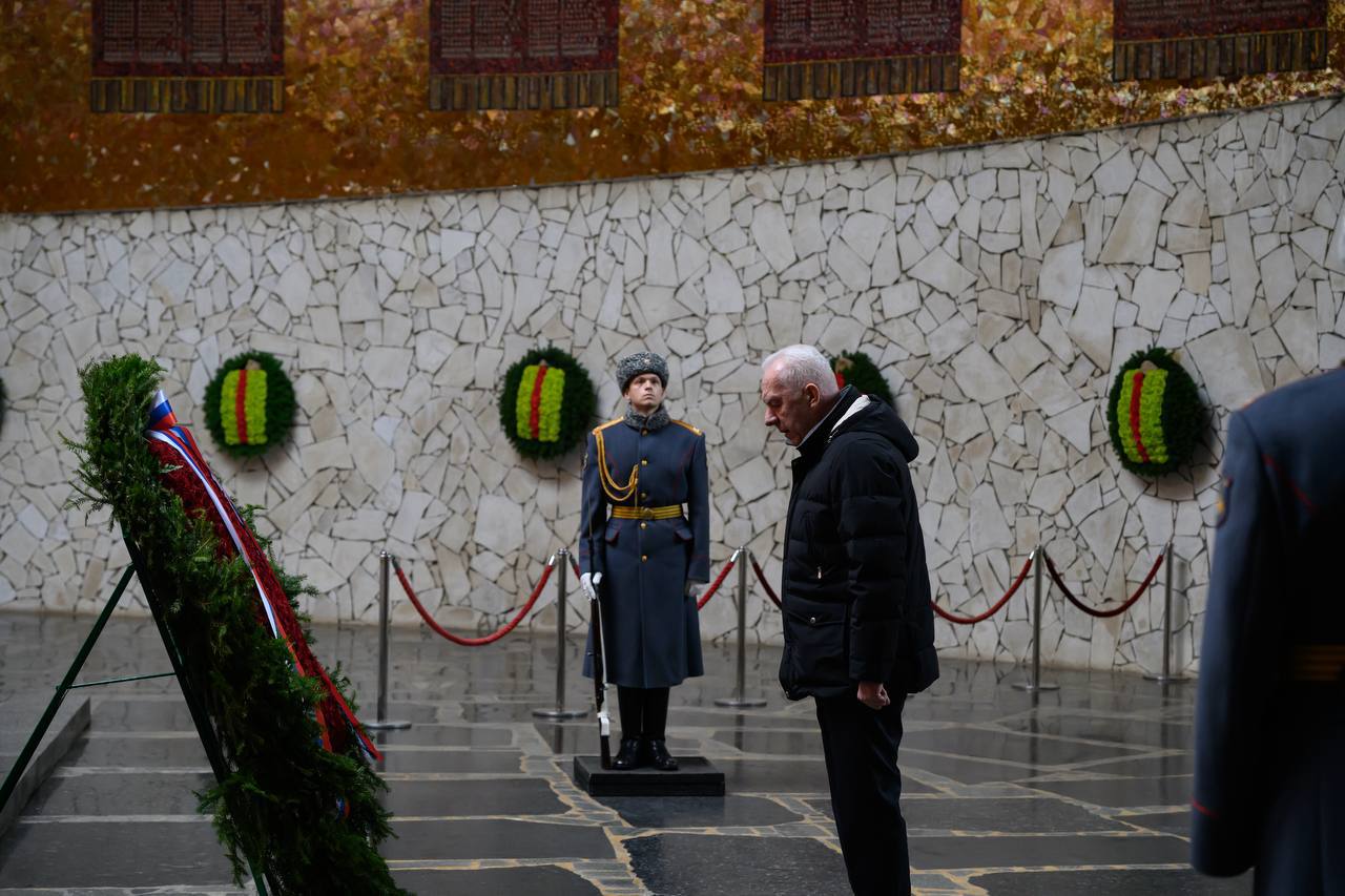 Свою поездку Генпрокурор России начал с возложения венка к Вечному огню в зале Воинской славы и цветов к могиле Маршала, дважды Героя Советского Союза Василия Чуйкова на Мамаевом кургане Свою поездку Генпрокурор России начал с возложения венка к Вечному огню в зале Воинской славы и цветов к могиле Маршала, дважды Героя Советского Союза Василия Чуйкова на Мамаевом кургане