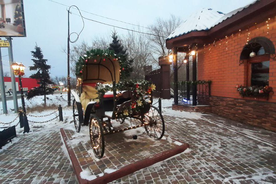 В Кургане продолжается второй этап городского конкурса на лучшее оформление объектов торговли и общественного питания под названием «Новогодний калейдоскоп» В Кургане продолжается второй этап городского конкурса на лучшее оформление объектов торговли и общественного питания под названием «Новогодний калейдоскоп»