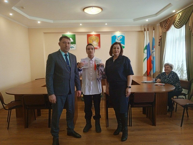 В Шадринске и Куртамыше молодым зауральцам вручили первый паспорта В Шадринске и Куртамыше молодым зауральцам вручили первый паспорта
