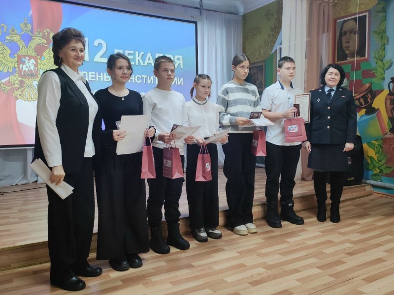 В Шадринске и Куртамыше молодым зауральцам вручили первый паспорта В Шадринске и Куртамыше молодым зауральцам вручили первый паспорта