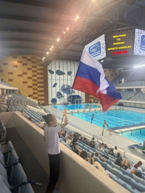 Внучка курганского сенатора развернула российский флаг после победы в соревнованиях в ОАЭ