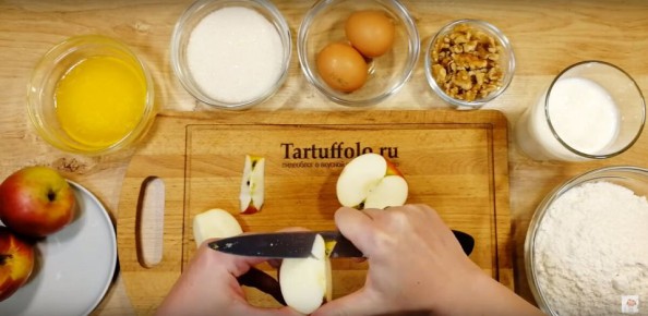 Пирог на сковороде с яблоками: просто, быстро и вкусно!