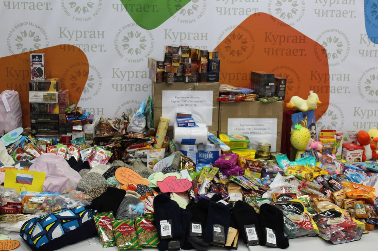 Жители Кургана участвуют в благотворительной акции «Варежка добра», организованной Библиотечной информационной системой города