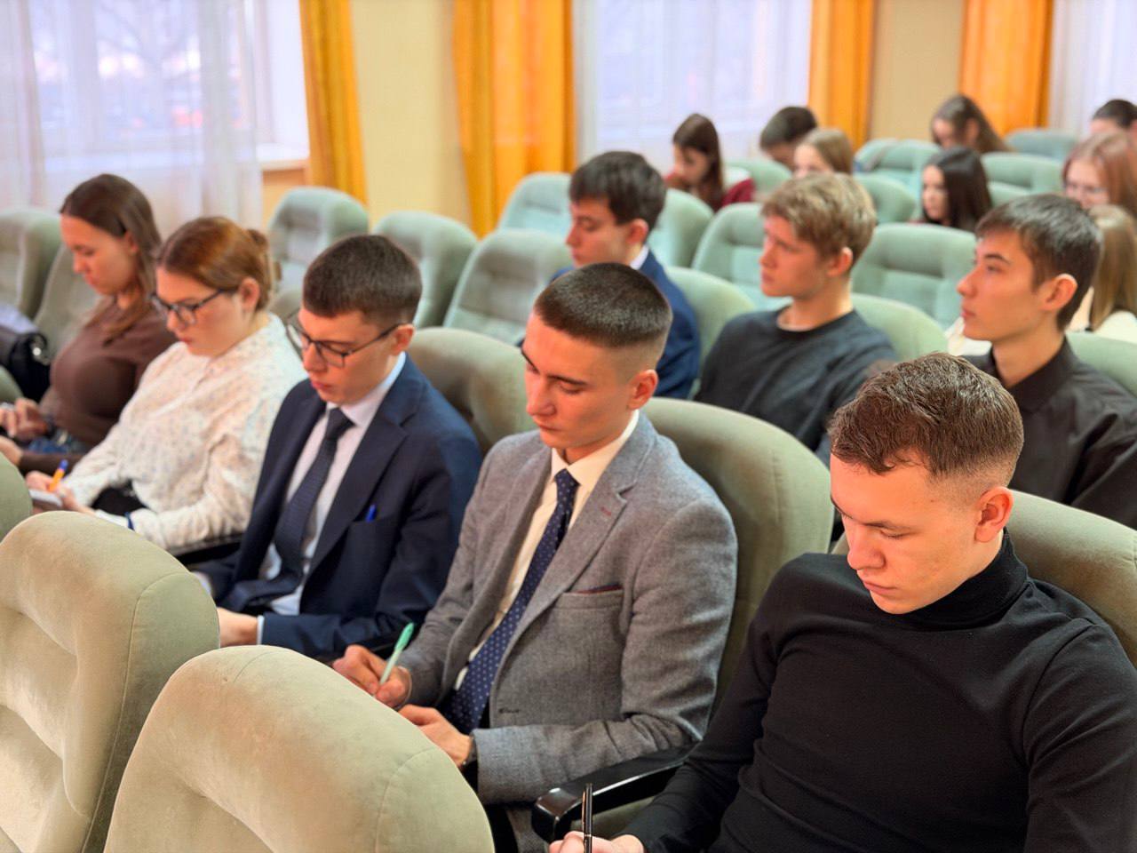 На базе следственного управления СК России по Курганской области прошло очередное занятие для студентов Курганского государственного университета и Российской академии народного хозяйства и государственной службы при... На базе следственного управления СК России по Курганской области прошло очередное занятие для студентов Курганского государственного университета и Российской академии народного хозяйства и государственной службы при...