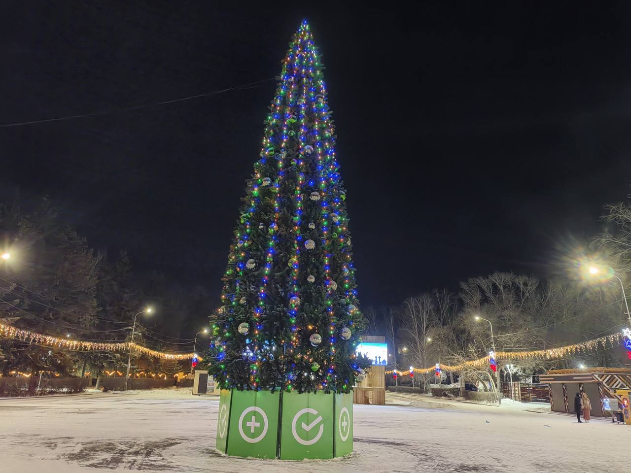 В Центральном парке культуры и отдыха города Кургана заливают каток В Центральном парке культуры и отдыха города Кургана заливают каток