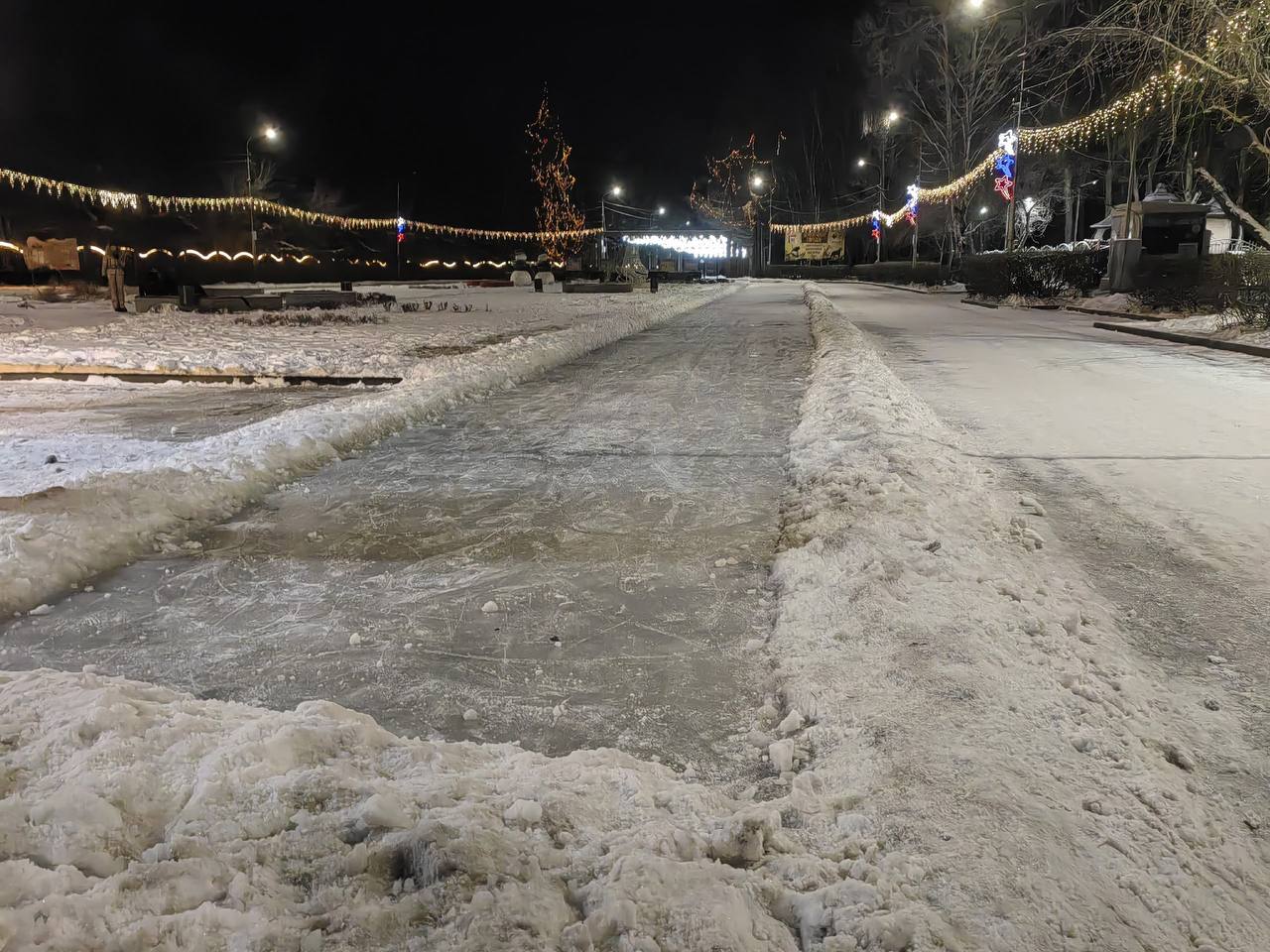 В Центральном парке культуры и отдыха города Кургана заливают каток