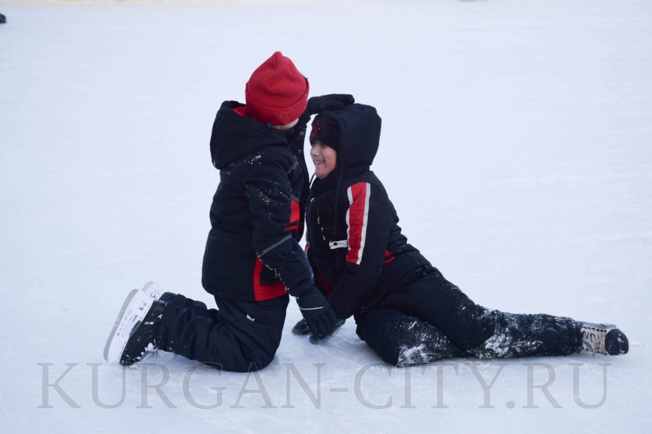 Сегодня в Детском парке Кургана состоялось торжественное открытие катка и состоялась праздничная программа под названием «Каток – новогоднее чудо!», на которое собрались все, кто ждал этого радостного события, горожане –... Сегодня в Детском парке Кургана состоялось торжественное открытие катка и состоялась праздничная программа под названием «Каток – новогоднее чудо!», на которое собрались все, кто ждал этого радостного события, горожане –...