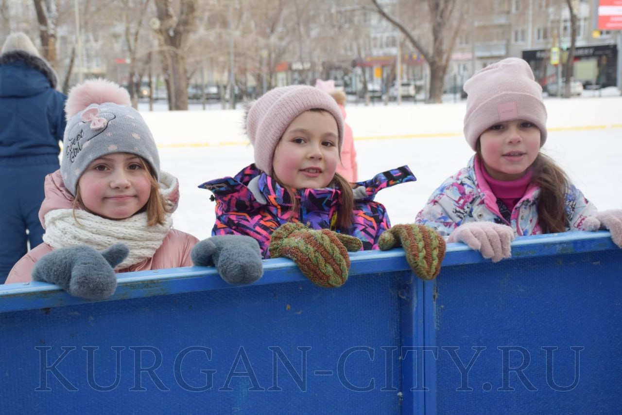 Сегодня в Детском парке Кургана состоялось торжественное открытие катка и состоялась праздничная программа под названием «Каток – новогоднее чудо!», на которое собрались все, кто ждал этого радостного события, горожане –... Сегодня в Детском парке Кургана состоялось торжественное открытие катка и состоялась праздничная программа под названием «Каток – новогоднее чудо!», на которое собрались все, кто ждал этого радостного события, горожане –...