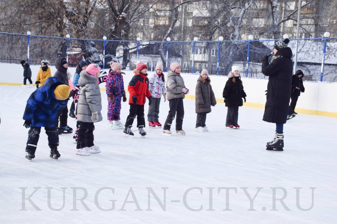 Сегодня в Детском парке Кургана состоялось торжественное открытие катка и состоялась праздничная программа под названием «Каток – новогоднее чудо!», на которое собрались все, кто ждал этого радостного события, горожане –... Сегодня в Детском парке Кургана состоялось торжественное открытие катка и состоялась праздничная программа под названием «Каток – новогоднее чудо!», на которое собрались все, кто ждал этого радостного события, горожане –...