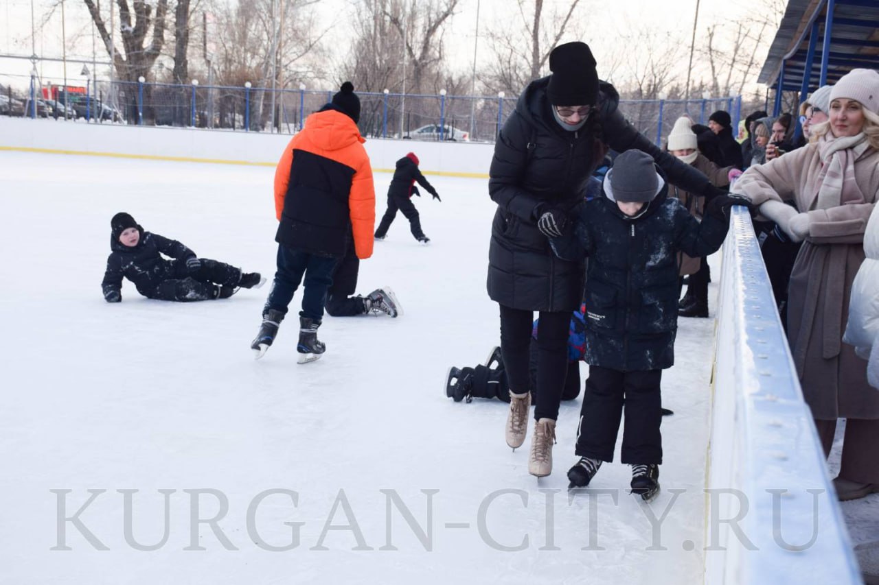 Сегодня в Детском парке Кургана состоялось торжественное открытие катка и состоялась праздничная программа под названием «Каток – новогоднее чудо!», на которое собрались все, кто ждал этого радостного события, горожане –... Сегодня в Детском парке Кургана состоялось торжественное открытие катка и состоялась праздничная программа под названием «Каток – новогоднее чудо!», на которое собрались все, кто ждал этого радостного события, горожане –...