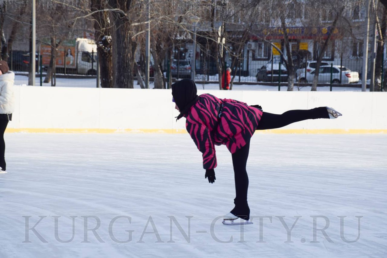 Сегодня в Детском парке Кургана состоялось торжественное открытие катка и состоялась праздничная программа под названием «Каток – новогоднее чудо!», на которое собрались все, кто ждал этого радостного события, горожане –... Сегодня в Детском парке Кургана состоялось торжественное открытие катка и состоялась праздничная программа под названием «Каток – новогоднее чудо!», на которое собрались все, кто ждал этого радостного события, горожане –...
