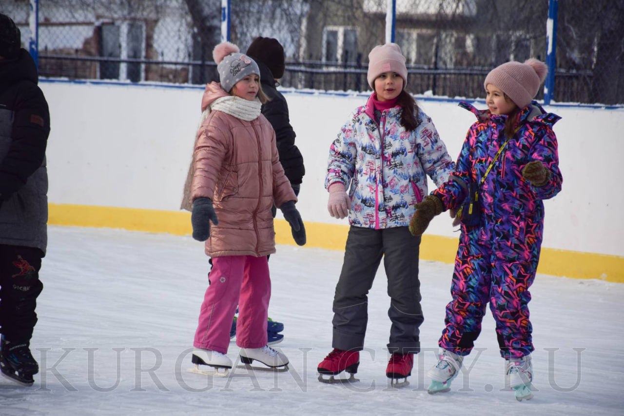 Сегодня в Детском парке Кургана состоялось торжественное открытие катка и состоялась праздничная программа под названием «Каток – новогоднее чудо!», на которое собрались все, кто ждал этого радостного события, горожане –... Сегодня в Детском парке Кургана состоялось торжественное открытие катка и состоялась праздничная программа под названием «Каток – новогоднее чудо!», на которое собрались все, кто ждал этого радостного события, горожане –...