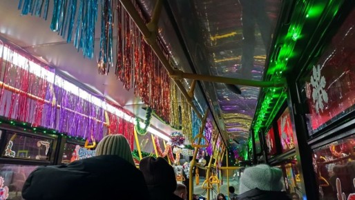 Вот такой автобус курсирует по улицам Кургана и поднимает новогоднее настроение пассажирам