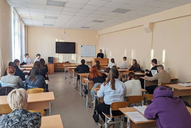 Оперуполномоченный Управления уголовного розыска УМВД России по Курганской области побеседовал со студентами о профилактике IT-мошенничеств