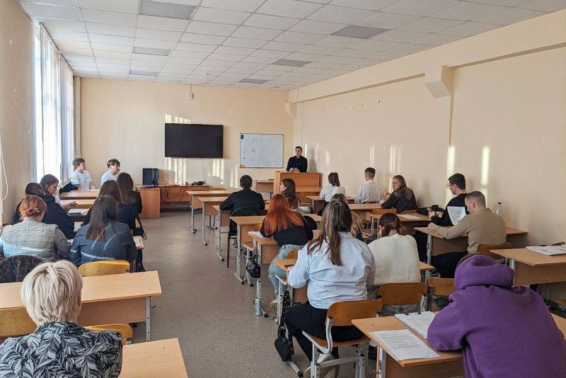 Оперуполномоченный Управления уголовного розыска УМВД России по Курганской области побеседовал со студентами о профилактике IT-мошенничеств