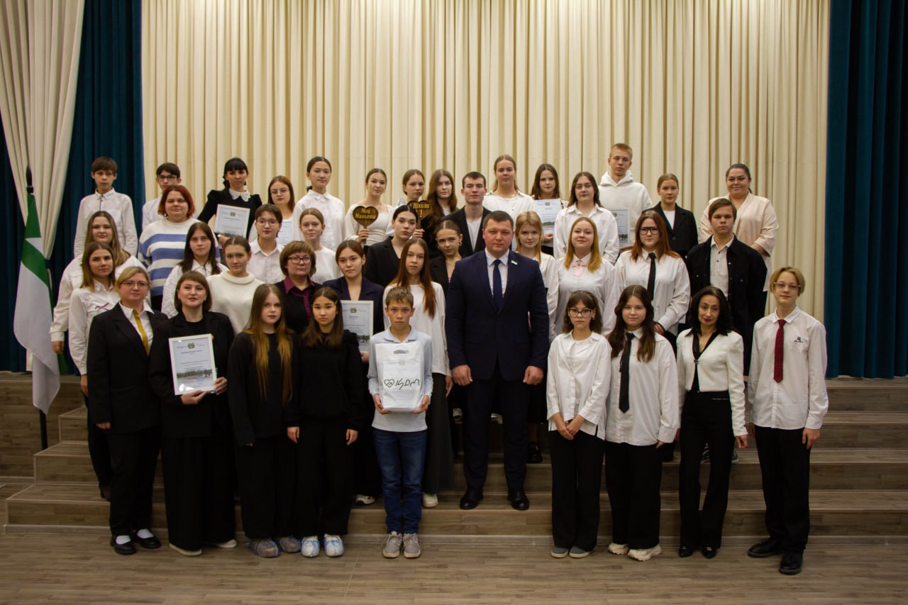 В гимназии № 31 Кургана прошла торжественная церемония закрытия акции «Я люблю Курган! – Трудовые отряды 2025»