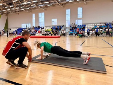 Офицеры следственного управления Следственного комитета Российской Федерации по Курганской области приняли участие в сдаче нормативов Всероссийского физкультурно-спортивного комплекса «Готов к труду и обороне» среди...