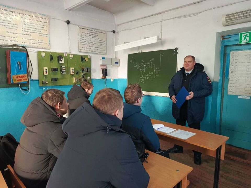 Сотрудник полиции и член Общественного совета при МО МВД России «Петуховский» поговорили со студентами о службе в органах внутренних дел и профилактике преступлений