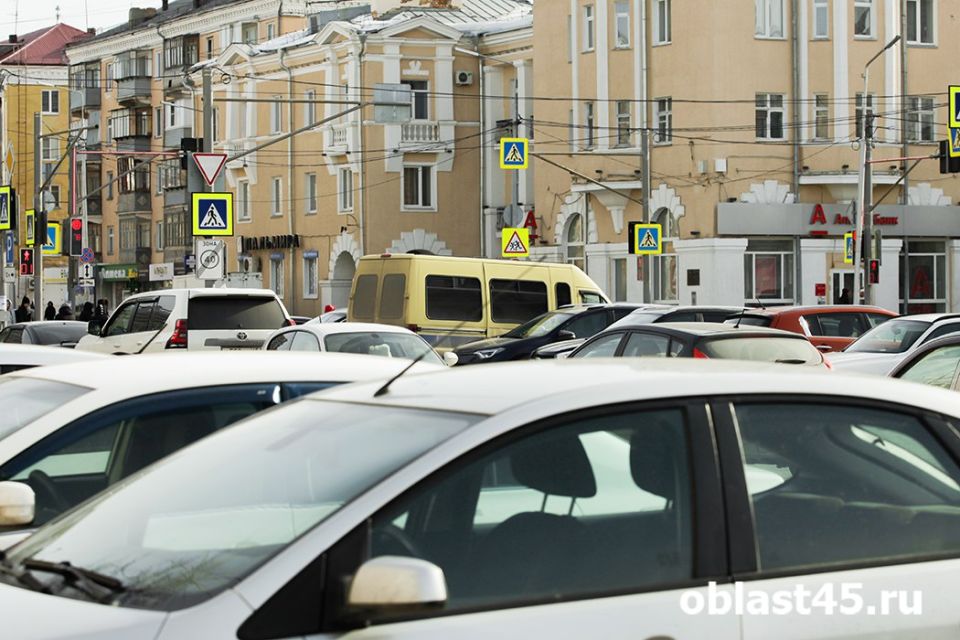 В центре Кургана закрыли две парковки и улицу
