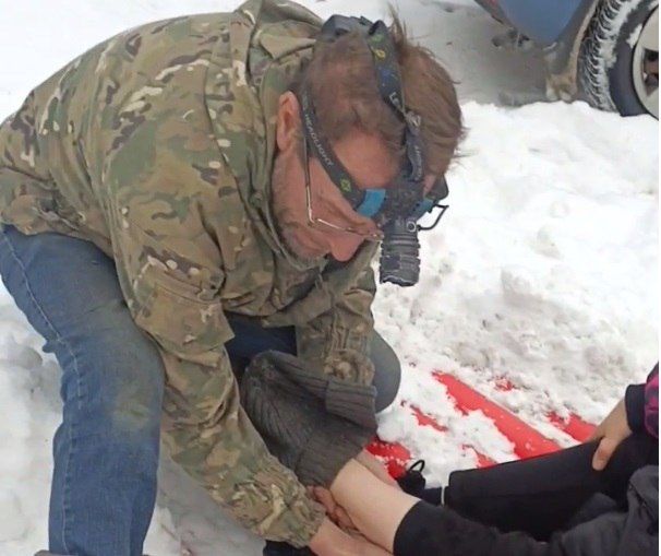 Женщина сломала две ноги из-за труб возле стройки в Кургане