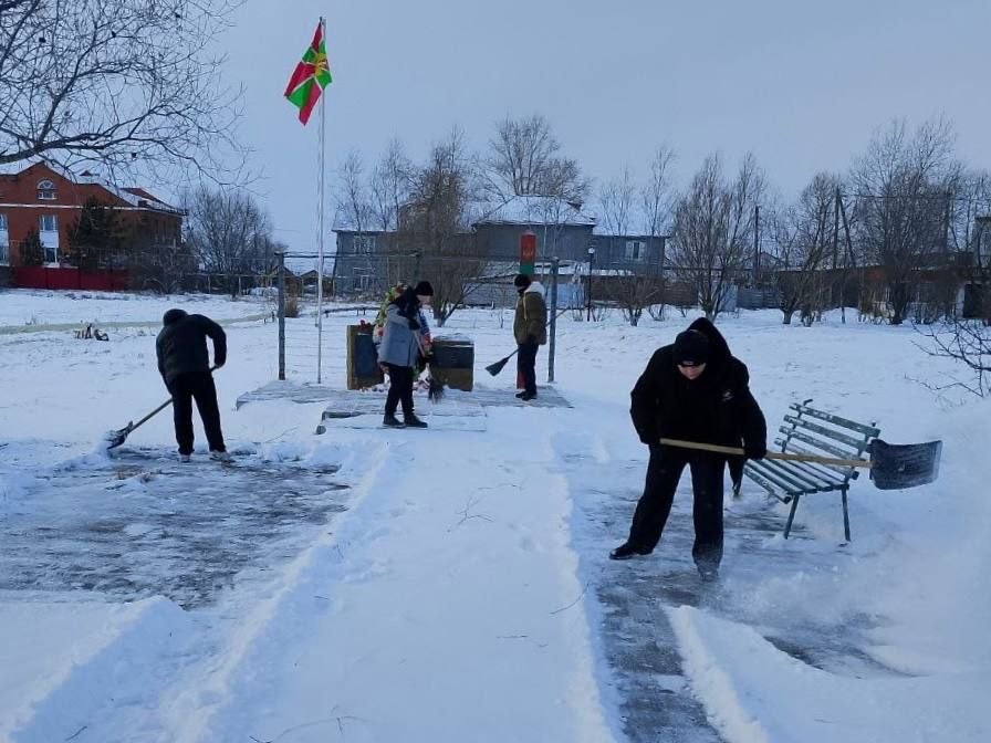 Старшеклассники, активисты проекта «Хранители истории» «Движения Первых», ухаживают за обелисками, памятниками воинам-землякам, мемориальными плитами