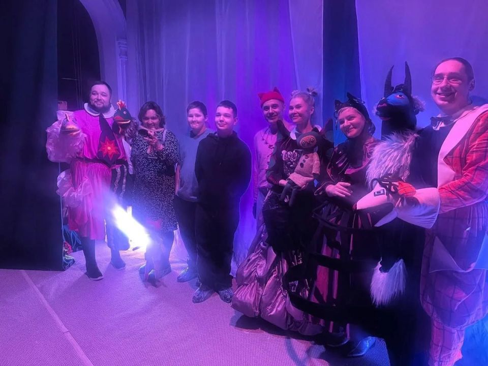 Полномочный представитель Президента РФ в Уральском федеральном округе Артём Жога исполнил новогоднее желание 13-летнего Владимира из посёлка Погорелка Курганской области, сняв шар с «Ёлки желаний»