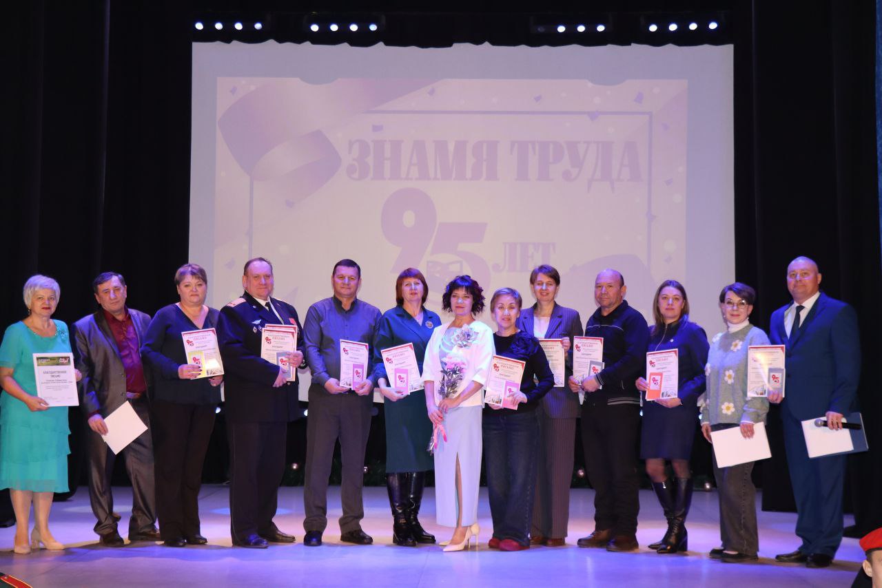 Председатель ТИК Шумихинского муниципального округа Вера Воробьева удостоилась Благодарственного письма районной газеты «Знамя труда» за многолетнее плодотворное сотрудничество и участие в социальных проектах редакции